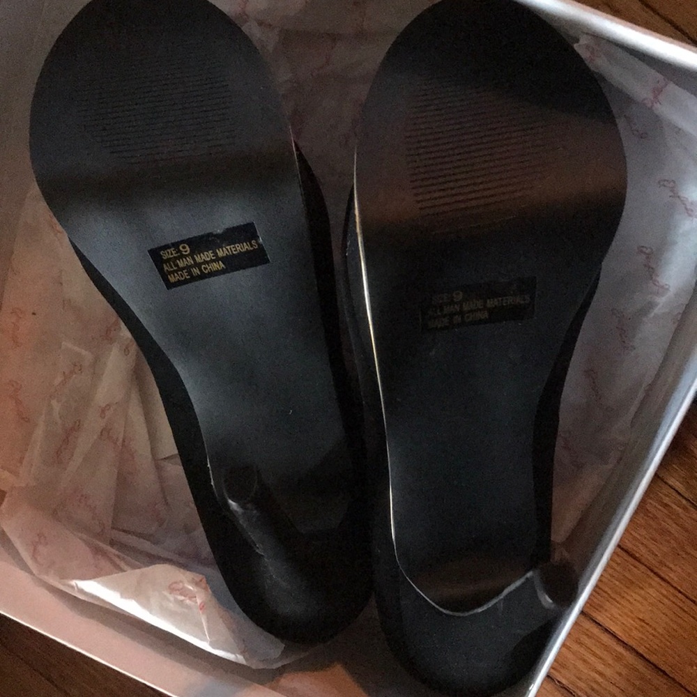 Shoes - Picture 3 of 4